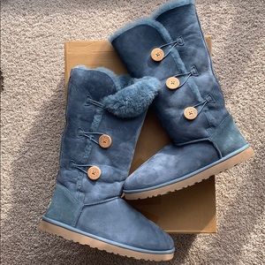 UGG W Bailey Button Triplet 1873 12 Dolphin Blue